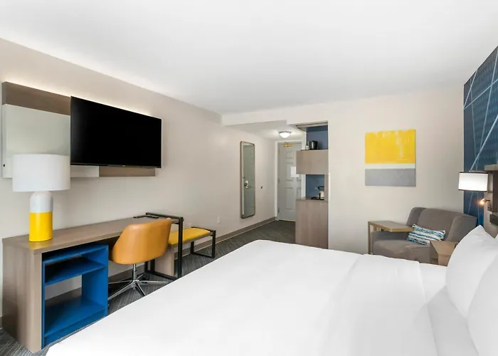 Comfort Inn & Suites Hampton Near Coliseum